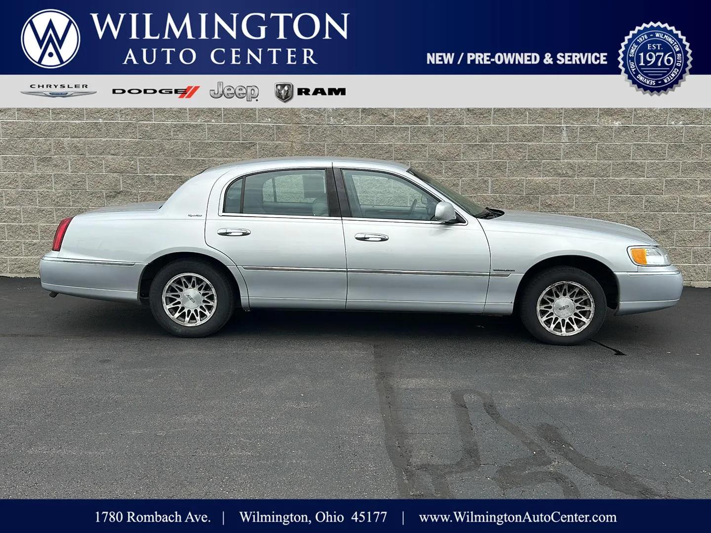 lincoln town car 2001 1LNHM82W71Y737539 image lincoln town car 2001 1LNHM82W71Y737539 image
